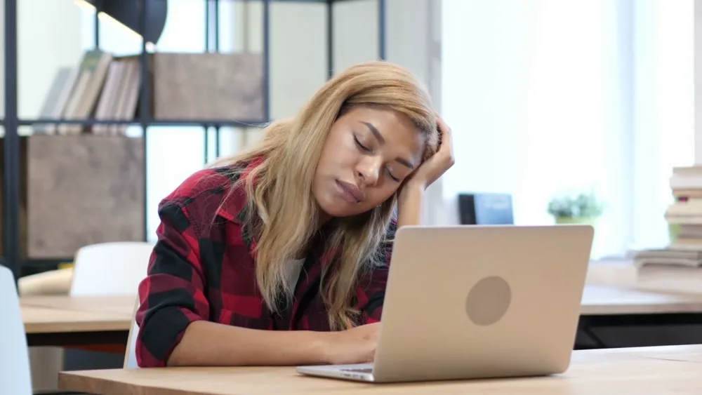 Το πρωινό ξύπνημα και η δουλειά πριν από τις 10 π.μ. ισοδυναμεί με βασανιστήριο, λένε οι επιστήμονες