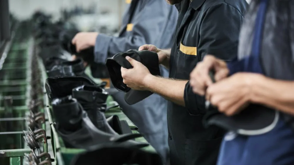 Η ελληνική βιομηχανία που γλίτωσε το λουκέτο και «πατάει» έναν αιώνα ζωής