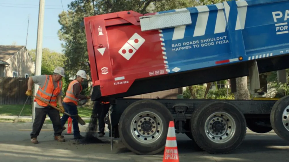 Η Domino's εκτός από πίτσες φτιάχνει και... δρόμους