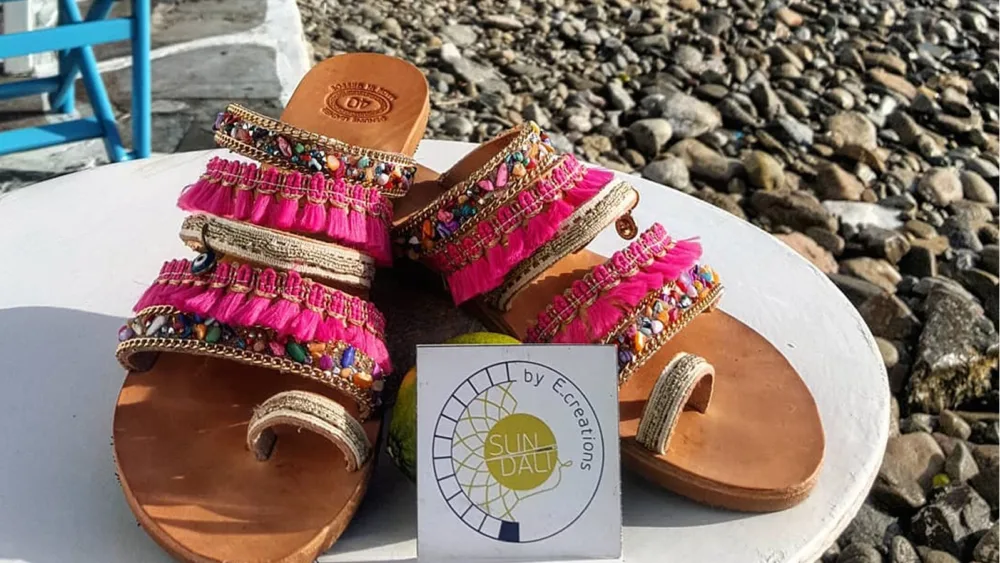 Το success story μιας Κρητικιάς -Ξεκίνησε... πειράζοντας τα σανδάλια της, τώρα πουλάει 500 ζευγάρια το χρόνο