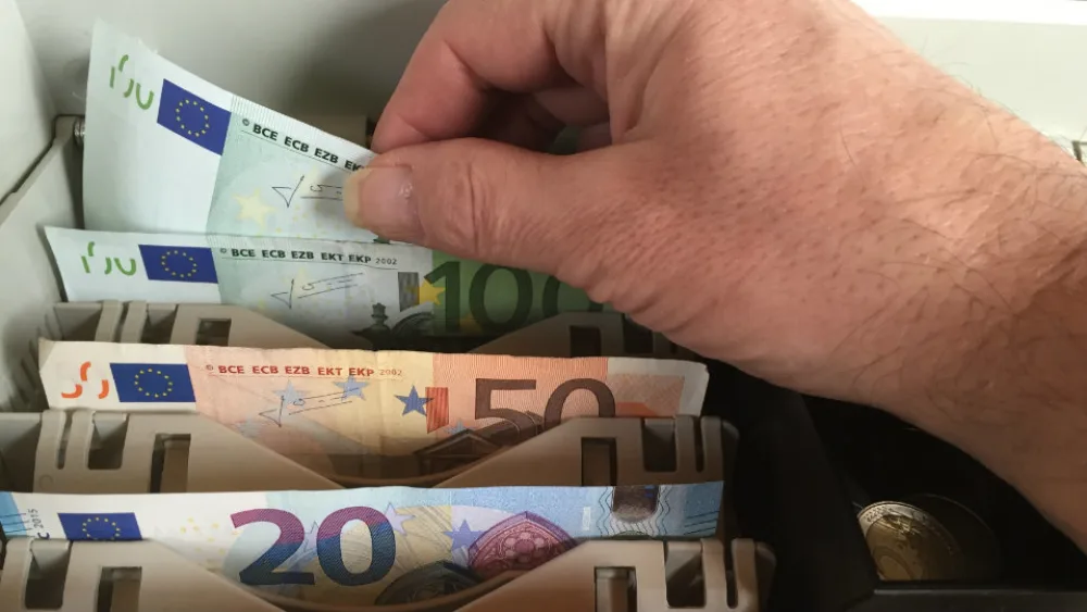 Πότε η εφορία μπορεί να κάνει απευθείας κατάσχεση εισπράξεων από την ταμειακή