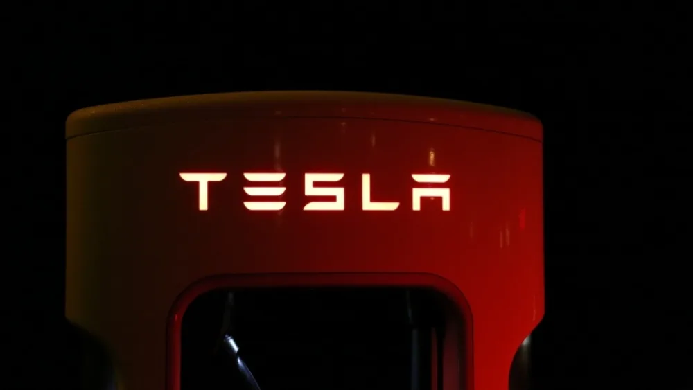 Οι τριμηνιαίες παραδόσεις της Tesla μειώνονται περισσότερο από το αναμενόμενο λόγω της χαμηλότερης ζήτησης για ηλεκτρικά αυτοκίνητα
