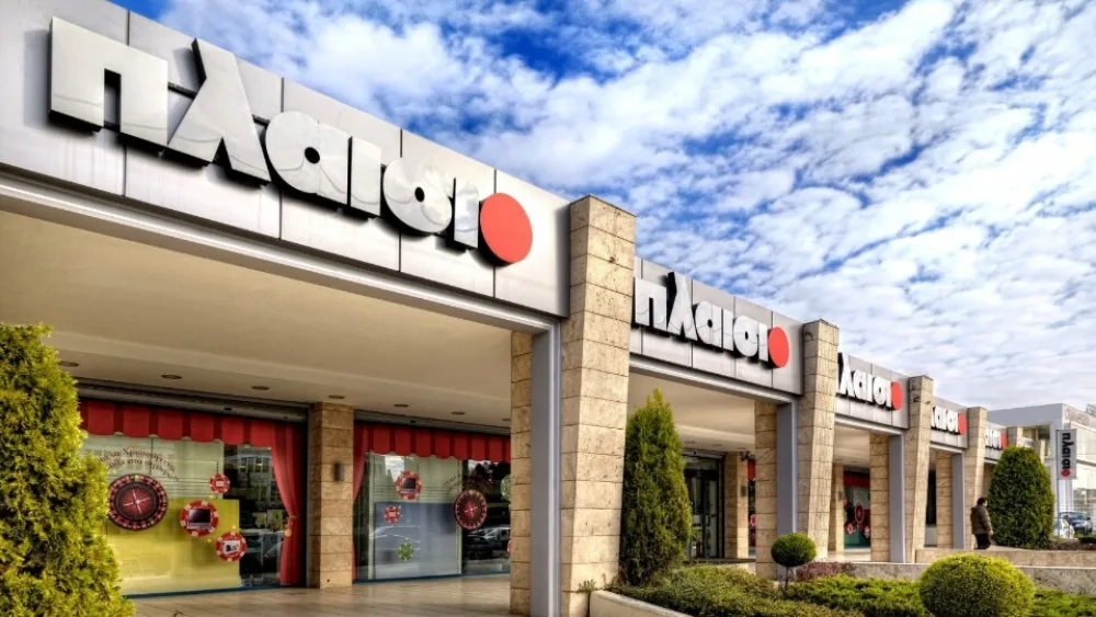 Πλαίσιο: Εγκαινιάζει σταθμούς φόρτισης ηλεκτρικών αυτοκινήτων στα καταστήματά της