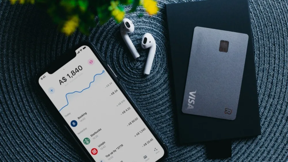 Η Visa επενδύει σε startup που συνεργάζεται με τις fintech Monzo και Revolut