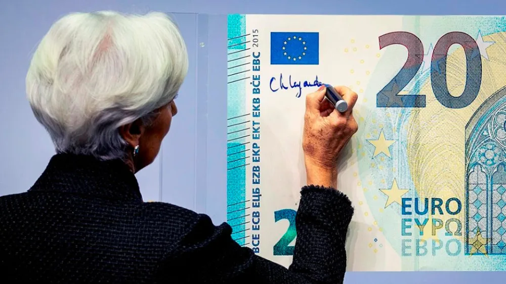 Η Christine Lagarde βάζει - κυριολεκτικά - την υπογραφή της στο ευρώ
