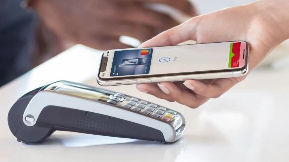 H Viva Wallet προσφέρει από σήμερα το Apple Pay στους πελάτες της