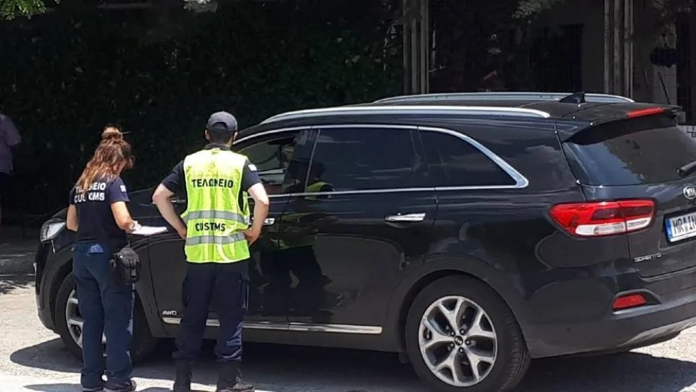 Έλεγχοι ΑΑΔΕ: Παράνομα ένα στα τρία αυτοκίνητα με ξένες πινακίδες