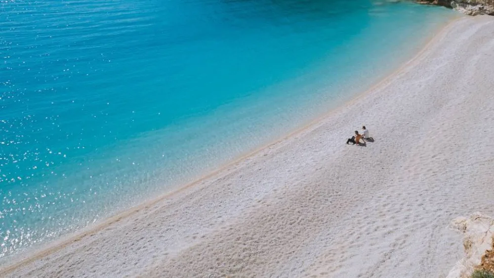 Κορονοϊός: Έρχονται σήμερα πρόσθετα μέτρα για τους παραθεριστικούς προορισμούς