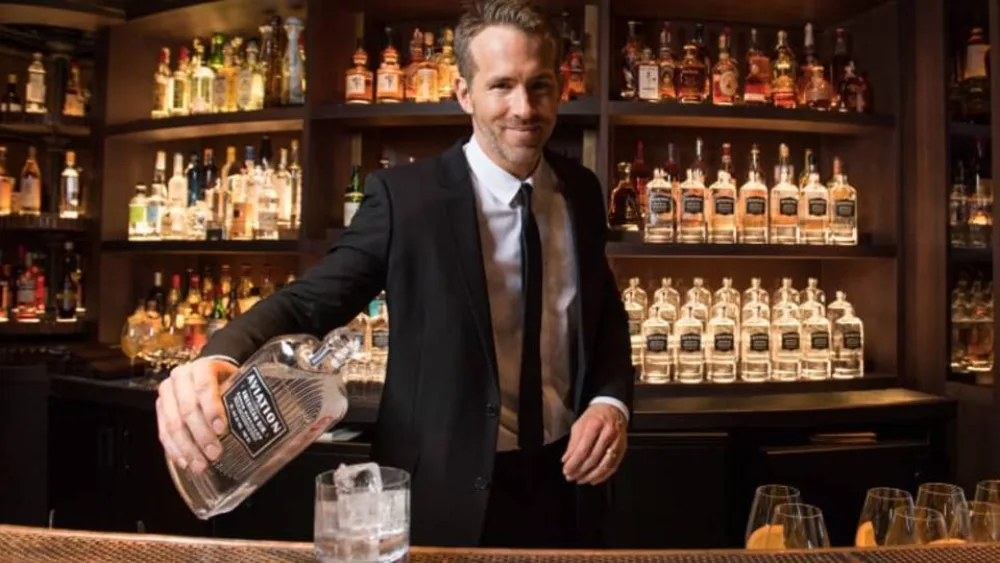 Η Diageo εξαγοράζει εταιρεία ποτών που υποστηρίζεται από τον ηθοποιό Ryan Reynolds