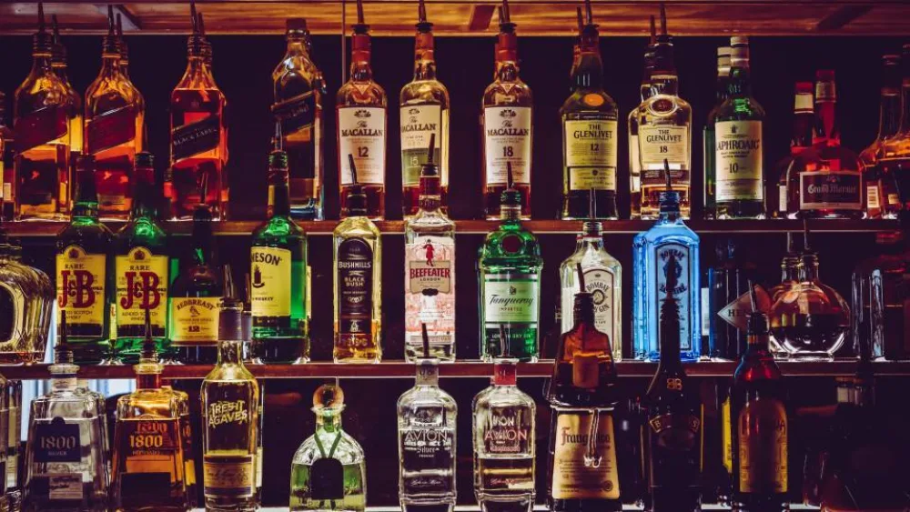 ΙΟΒΕ: 2,1 δισ. ευρώ συνεισφέρει ο κλάδος των αποσταγμάτων στο ΑΕΠ - Στηρίζει 73,4 χιλ. θέσεις εργασίας