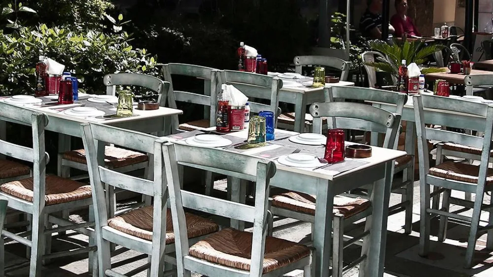 ΕΛΣΤΑΤ: Ετήσια μείωση 57,6% στον τζίρο καταλυμάτων και εστίασης στο δ' τρίμηνο 2020