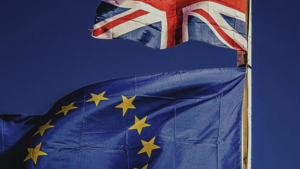 Οι ταξιδιώτες από το Ηνωμένο Βασίλειο έχουν δικαίωμα για Tax Free αγορές στην Ελλάδα