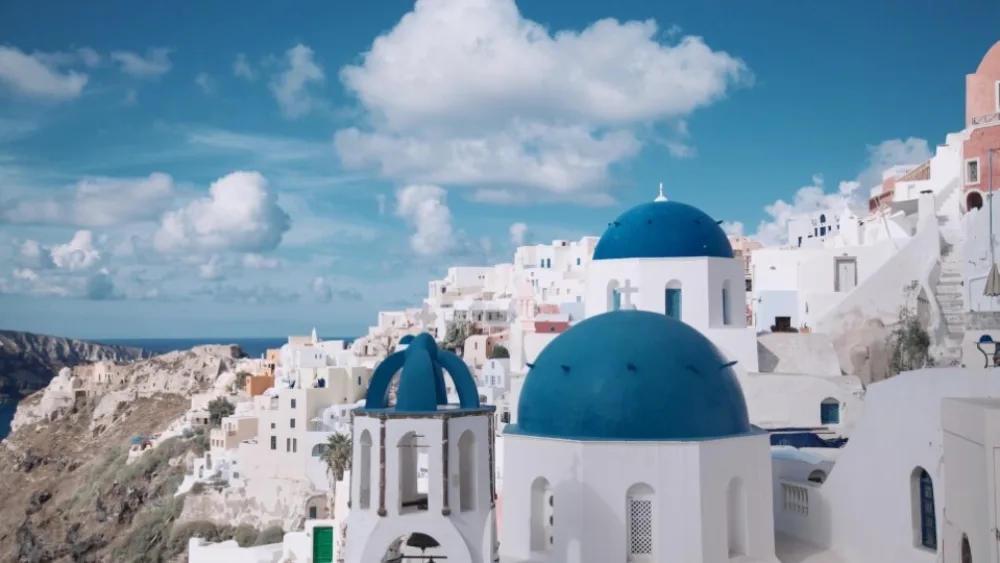 VIP Santorini: Δέσμευση για βιώσιμο τουρισμό με αύξηση των ηλεκτρικών οχημάτων