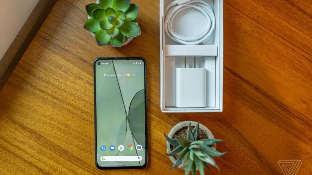 Smartphones: Η Google βάζει τέλος στους φορτιστές εντός των συσκευασιών