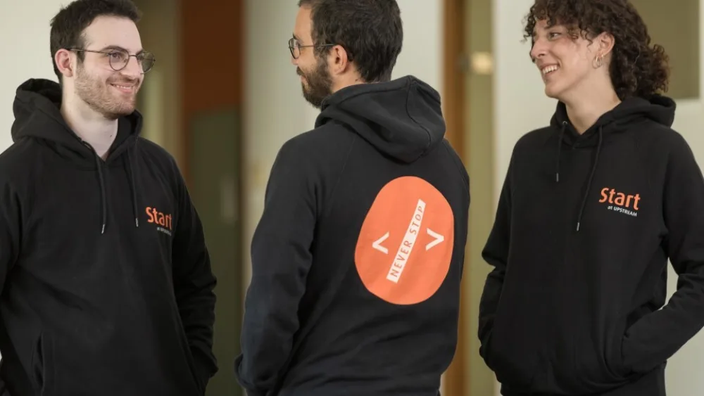 Γέφυρα με την αγορά εργασίας για νέους προγραμματιστές η Upstream