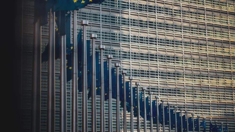 Νέοι νόμοι για πολιτική διαφήμιση, εκλογικά δικαιώματα και χρηματοδότηση κομμάτων