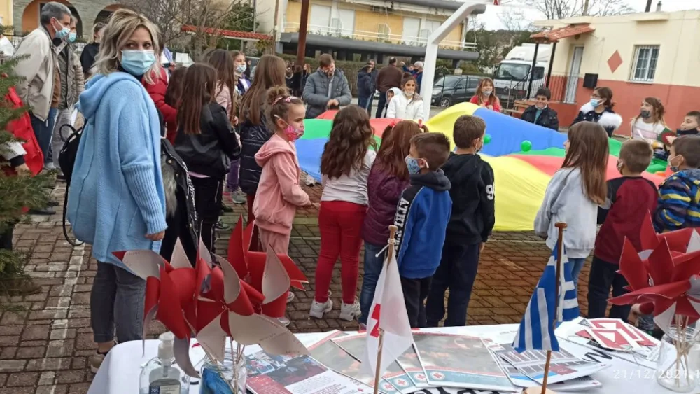 Ο Ελληνικός Ερυθρός Σταυρός μοίρασε δώρα και παιχνίδια στους μαθητές της Β. Εύβοιας