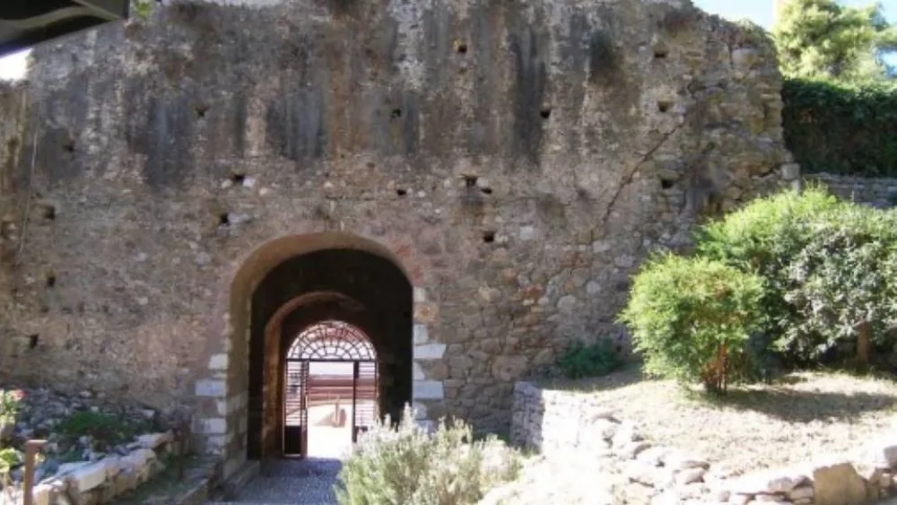 Φωτίζεται και καθίσταται προσβάσιμο σε όλους το Κάστρο Καλαμάτας