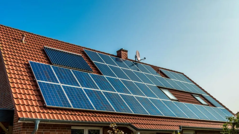 Σε δημόσια διαβούλευση νομοσχέδιο του ΥΠΕΝ με ρυθμίσεις για παραγωγή και αποθήκευση ενέργειας από απλούς καταναλωτές