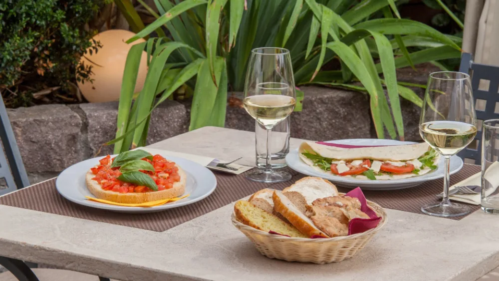 Εστίαση-τρόφιμα-ποτά: Ο κλάδος που δημιουργεί το 10% του ΑΕΠ αργοσβήνει μέσα στην πρέσα του υψηλού λειτουργικού κόστους