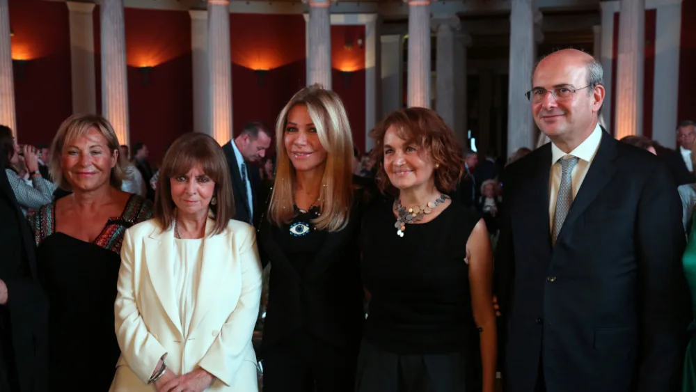 Βράβευση Μ. Λάτση για το ευεργετικό της έργο από την Επιτροπή Ολυμπίων και Κληροδοτημάτων