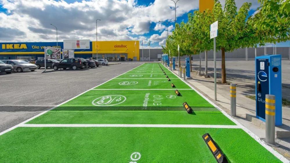Νέο ΔΕΗ blue hub με δύο ταχυφορτιστές 300kW στο Εμπορικό Πάρκο της Trade Estates στη Λάρισα