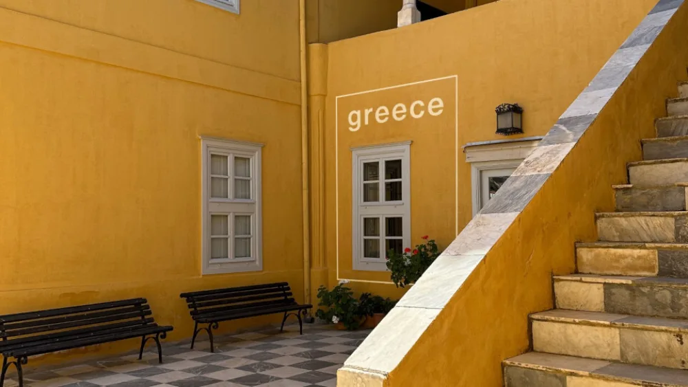 Μεγάλη έκθεση στην Ύδρα με ιστορικές αφίσες του ελληνικού τουρισμού υπό την αιγίδα του ΕΟΤ