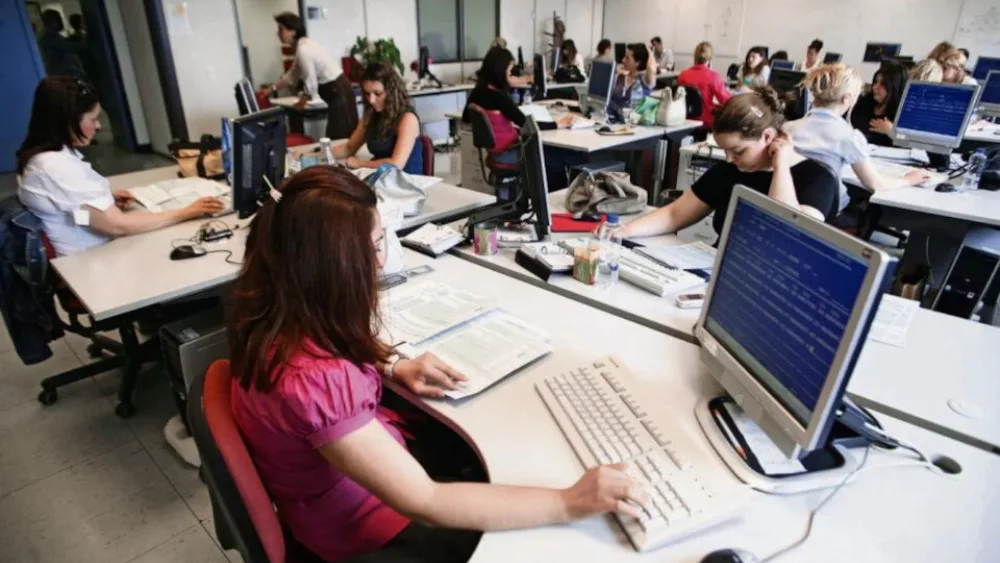 Αυξήσεις μισθών στο Δημόσιο λόγω αναπροσαρμογής του κατώτατου μισθού: Τι αλλάζει από τον Απρίλιο, πόσα θα δουν στην τσέπη τους οι υπάλληλοι