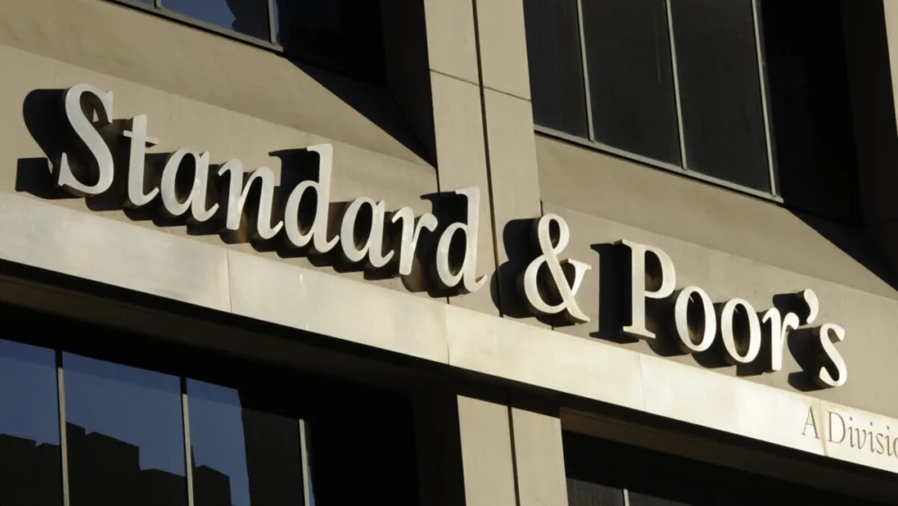 S&P για Ελλάδα: Ο πόλεμος θα μειώσει την ανάπτυξη στο 1,7% - Μείωση χρέους /ΑΕΠ στο 131%