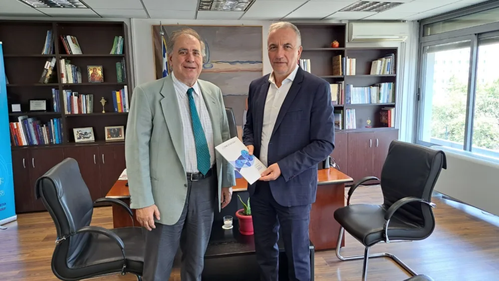 Ελληνική Επιτροπή Ατομικής Ενέργειας: Παράδοση Ετήσιας Έκθεσης Πεπραγμένων 2024 στον Υφ. Ανάπτυξης Σταύρο Καλαφάτη