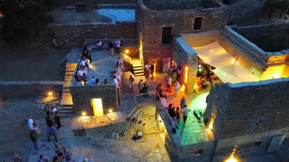 KappArt Festival: Το φεστιβαλ στο αναγεννημένο πέτρινο κτίσμα στην Καππαριά της Άνδρου