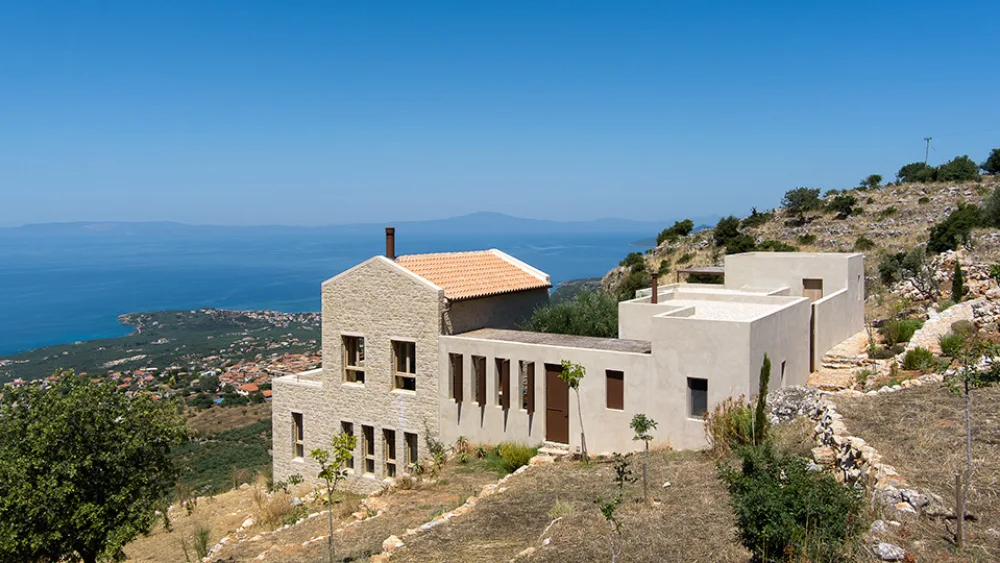 Μία κατοικία στη Μάνη εμπνευσμένη από τα μοναστηριακά σύνολα