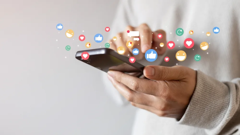 Από την τηλεόραση στο feed: Η νέα πραγματικότητα των social media στην ενημέρωση