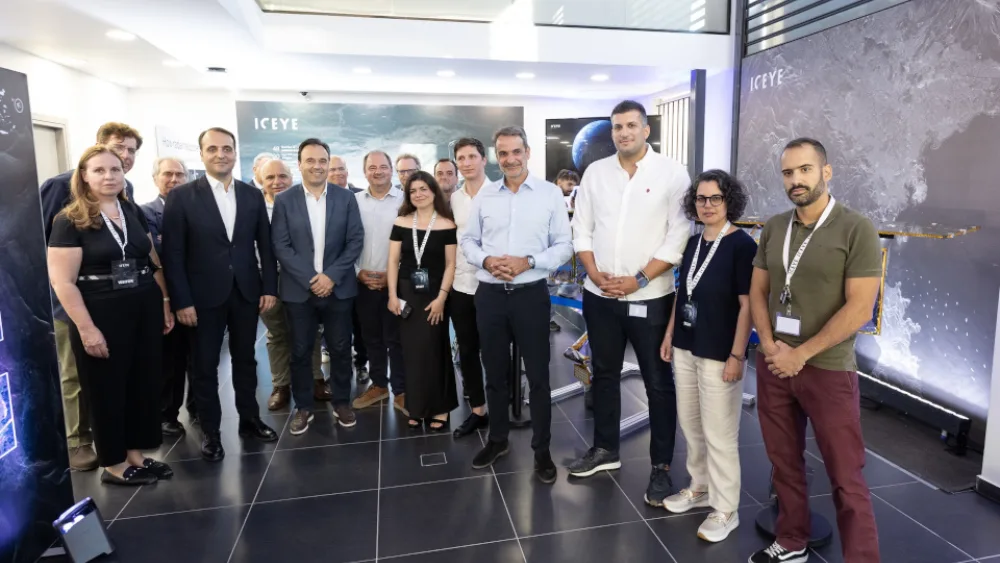 Μητσοτάκης και Παπαστεργίου στις εγκαταστάσεις και τη γραμμή παραγωγής δορυφόρων της ICEYE στην Ελλάδα