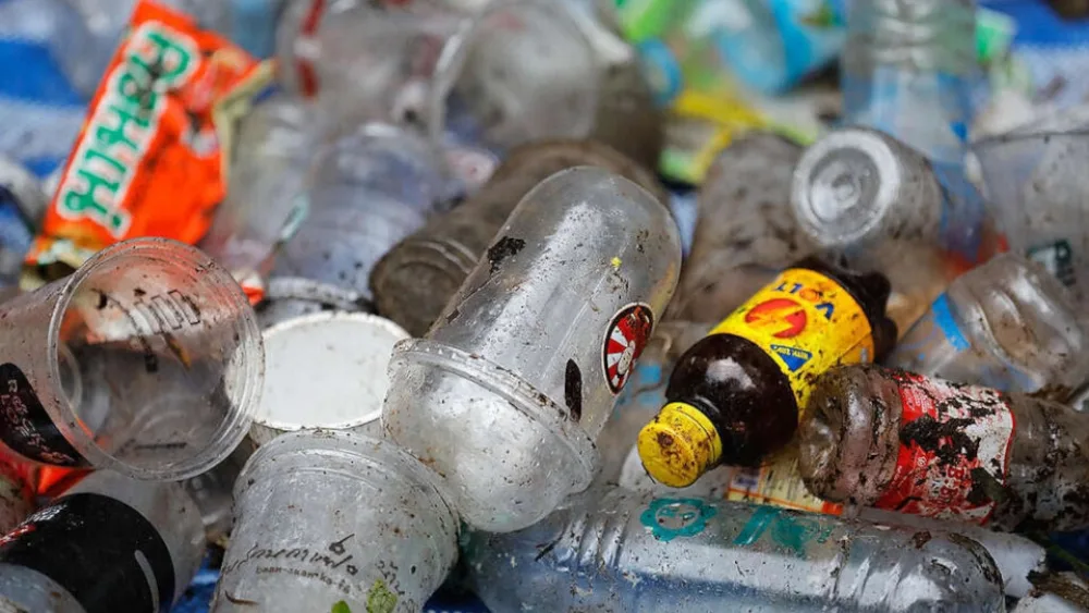 Η ΕΕ κινεί τις διαδικασίες για μια παγκόσμια συμφωνία που θα αφορά την αντιμετώπιση της ρύπανσης από τα πλαστικά