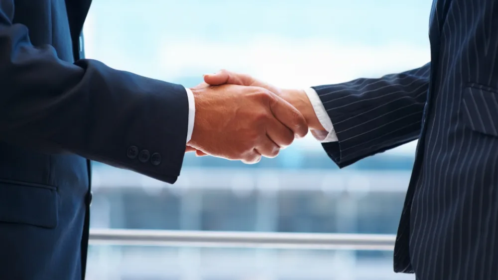 Ο Ραϋμόνδος Αλβανός προσεγγίζει με μεστό τρόπο τις Δημόσιες Σχέσεις σε λίγο παραπάνω από 200 σελίδες