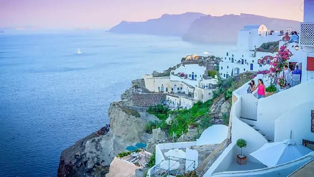 Γιατί παραμένει κορυφαία η τουριστική εμπειρία στη χώρα μας... και τι αγοράζουν οι επισκέπτες