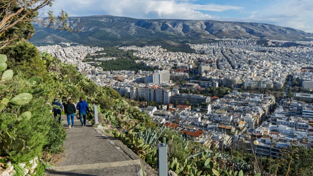 Δήμος Αθηναίων: Εργασίες ανάπλασης πραγματοποιήθηκαν στον λόφο του Λυκαβηττού με την υποστήριξη της Airbnb