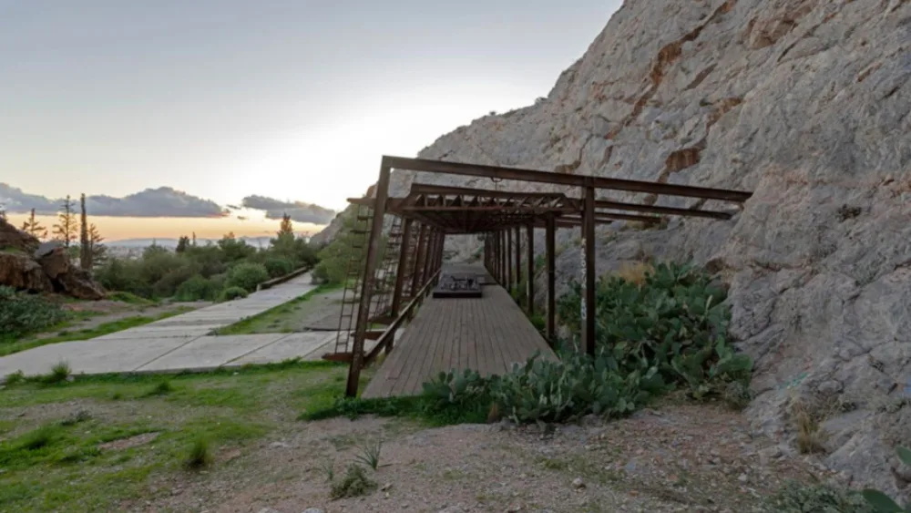 “Athens Dies In Dreams At Sunrise”: H νέα εικαστική εγκατάσταση στον λόφο του Φιλοπάππου