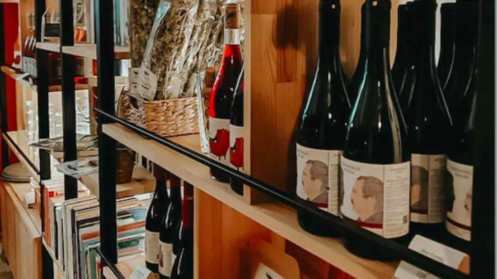 Markatselis: Ένα ολοκαίνουργιο wine shop με δανειστική βιβλιοθήκη στην Ηγουμενίτσα