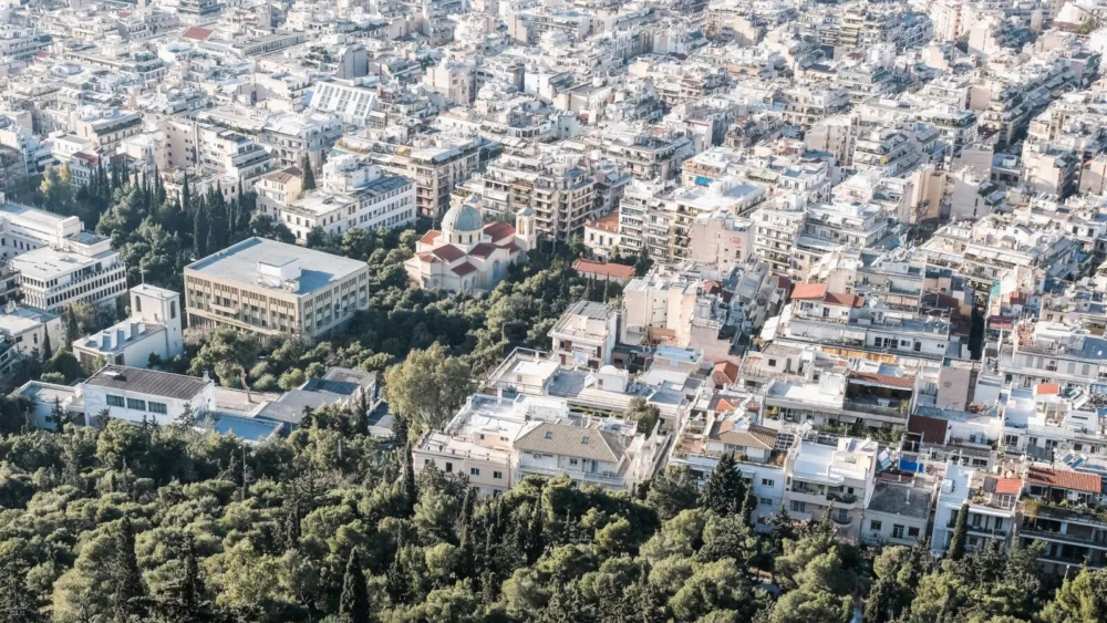 Σπίτια υπάρχουν, στέγη όχι: Το παράδοξο της ελληνικής αγοράς κατοικίας όπως αναδεικνύεται σε μελέτη της Alpha Bank