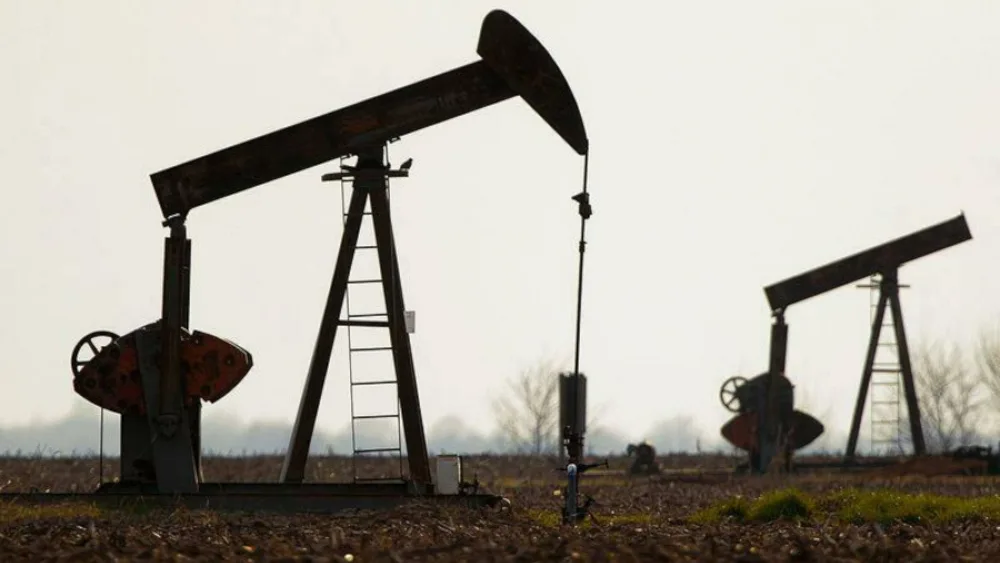 Υποχώρησαν οι τιμές του πετρελαίου κατόπιν της επίθεσης των ΗΠΑ στη Βενεζουέλα