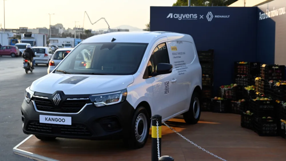 Η Ayvens και η Renault παρουσιάζουν το νέο activation με μήνυμα «Άστα όλα πάνω του» για το Renault Kangoo στην Κεντρική Λαχαναγορά Αθηνών