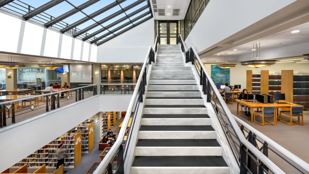 Το Deree και η AEON Group δημιουργούν το “The Deal Room”, ένα νέο πρότυπο συνεργασίας μεταξύ ακαδημαϊκού χώρου και αγοράς