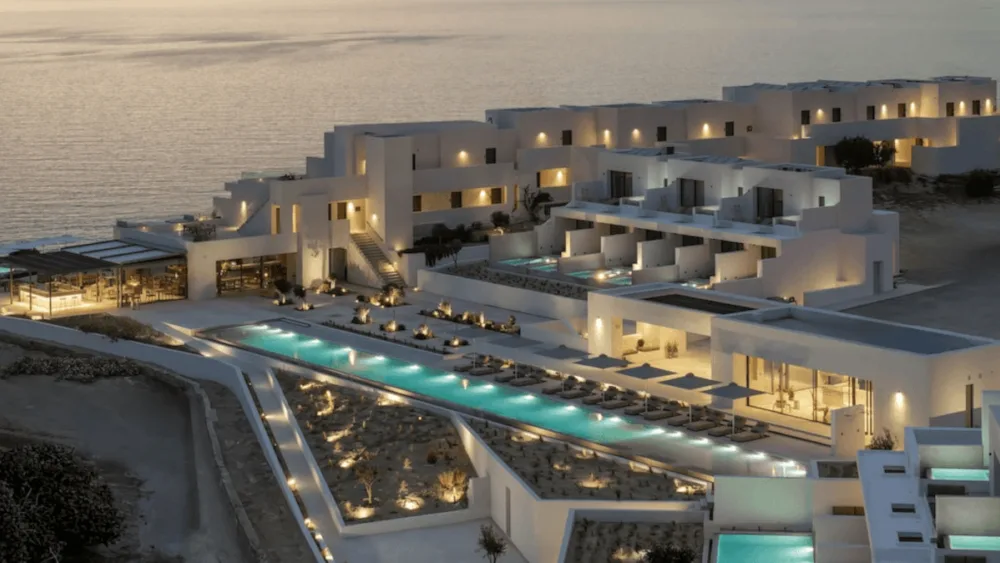 Η V Tourism AE προχωρά σε διευκρινίσεις για τη λειτουργία και την επέκταση του ξενοδοχείου Domes White Coast Milos στον Μύτακα Μήλου