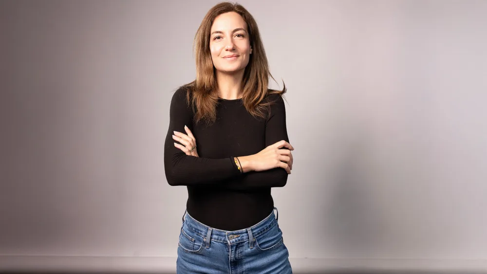 Ντέμη Μαρκογιαννάκη: «Στα media μαθαίνεις να αφηγείσαι ιστορίες με τρόπο που δημιουργεί σύνδεση - Στην επιχειρηματικότητα, αυτό μεταφράζεται σε καλύτερη ηγεσία»