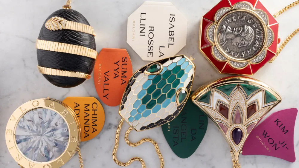 Bvlgari: Η Μαίρη Κατράντζου σχεδίασε τσάντες που χωρούν βιβλία αντί για το κινητό μας τηλέφωνο