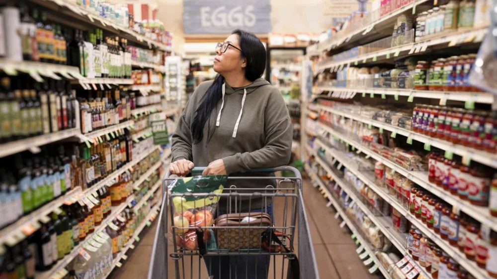 Προσφορές, private label και περιορισμός εξόδων: Πώς αλλάζει το «πορτοφόλι» των Ελλήνων