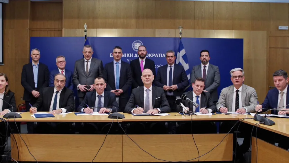 Έπεσαν οι υπογραφές για τη σύμβαση δωρεάς που αφορά την προμήθεια συστήματος επικοινωνιών ελέγχου εναέριας κυκλοφορίας