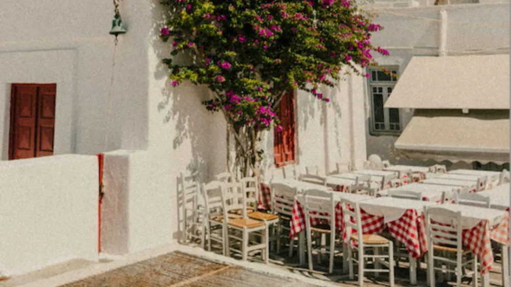 Booking.com: Αισιοδοξία για τον τουρισμό στην Ελλάδα την πασχαλινή περίοδο